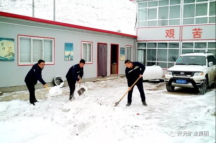 人間四月芳菲盡，山中春雪還復(fù)來