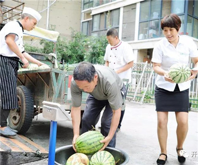 買下一整車西瓜，讓瓜農(nóng)早點(diǎn)回家